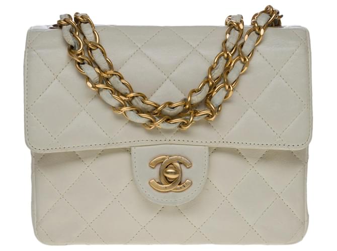 Precioso bolso de mano Chanel Timeless Mini en piel de cordero acolchada color hueso, guarnición en métal doré Blanco roto  ref.540643