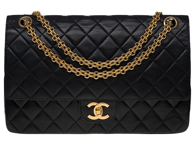 Erhabene Chanel Timeless/Classic Handtasche 27 cm in schwarzem gestepptem Leder, garniture en métal doré Lammfell  ref.540720