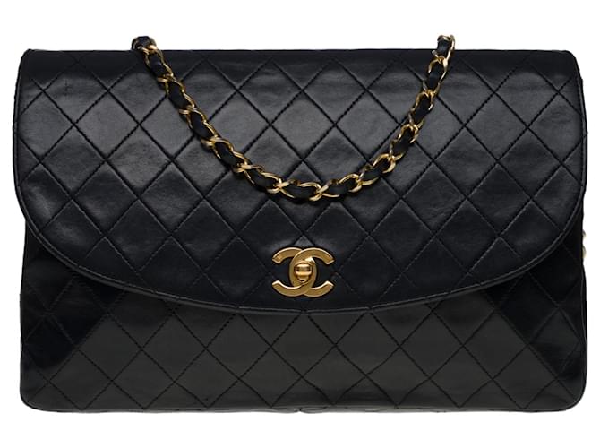 Timeless Bellissima borsa a mano Chanel Classique con patta in pelle di agnello trapuntata nera, garniture en métal doré Nero Agnello Pelle  ref.540730