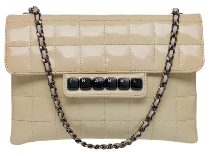 Beautiful Chanel Chocolate Bar Clavier handbag in beige quilted patent  leather, Garniture en métal argenté ref.540739 - Joli Closet