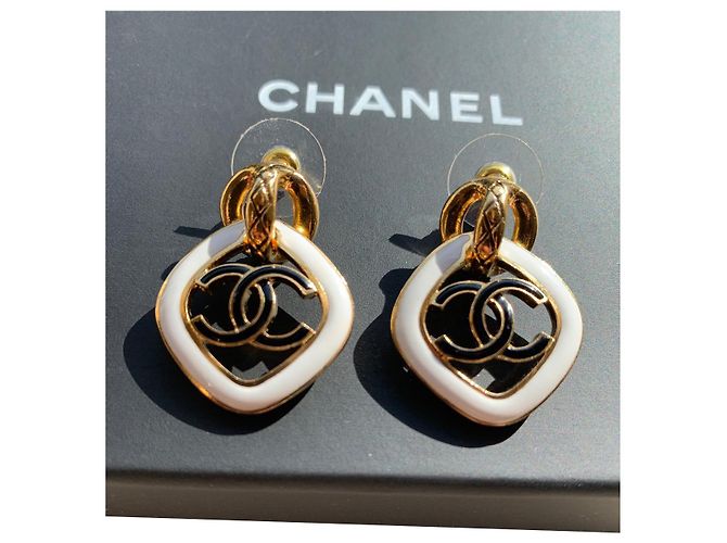 Orecchini Chanel in metallo bianco e resina