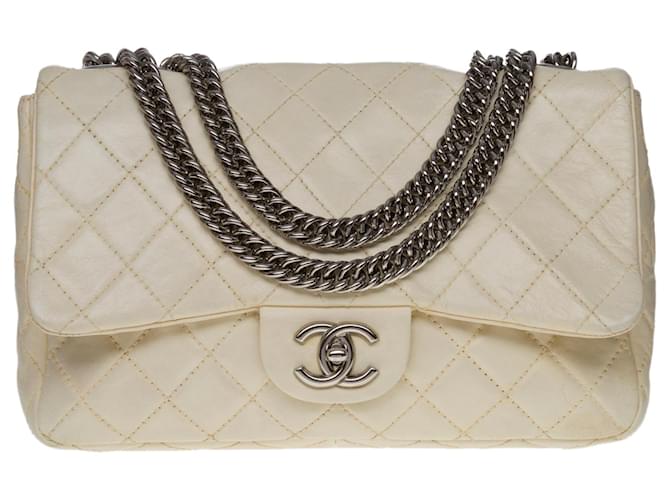 Bolsa Chanel Timeless/Classique Jumbo Flap em pele de cordeiro acolchoada ecru, Garniture en métal argenté Couro  ref.545514