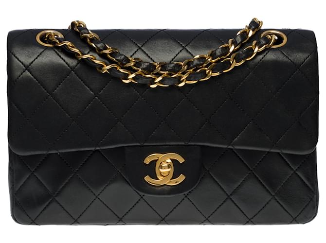 A cobiçada bolsa Chanel Timeless 23 cm com aba forrada em couro preto, garniture en métal doré  ref.545666