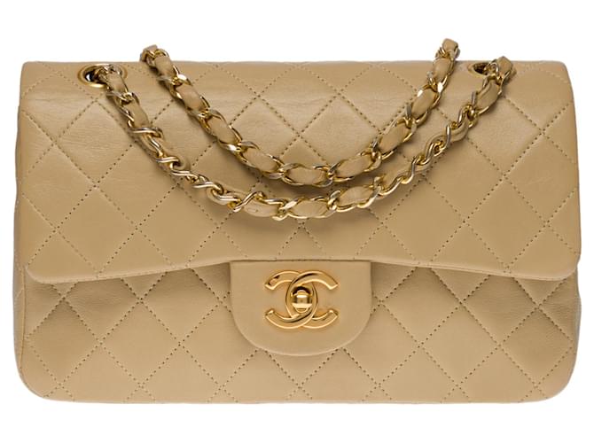 A cobiçada bolsa Chanel Timeless 23 cm com aba forrada em couro bege, garniture en métal doré Pele de cordeiro  ref.545693