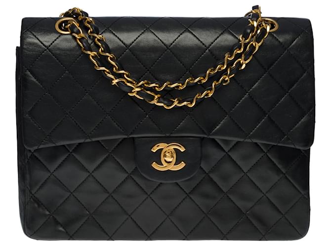 Linda bolsa média Chanel Timeless/Classic 25 cm com aba forrada em couro preto acolchoado, garniture en métal doré Pele de cordeiro  ref.545764