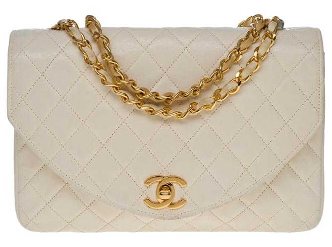 Très beau Sac à main Chanel Classique Flap bag en cuir d’agneau matelassé écru, garniture en métal doré  ref.545858