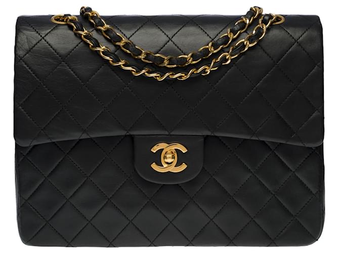 El codiciado bolso mediano Chanel Timeless/Classic 25 cm con solapa forrada en piel acolchada negra, guarnición en métal doré Negro Piel de cordero  ref.545866