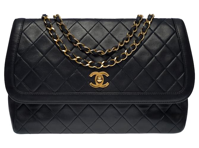 Precioso bolso de mano mediano Chanel Timeless/Classic flap bag 25 cm en piel acolchada azul marino, guarnición en métal doré Negro Cuero  ref.545908