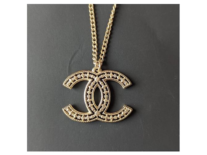 Chanel CC A15C GHW Collana con ciondolo con logo traforato in scatola D'oro Metallo  ref.545950