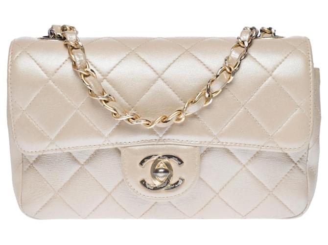 Rara borsa Chanel Timeless Mini Flap bag in pelle trapuntata madreperla metallizzata, garniture en métal doré Bianco sporco  ref.546689