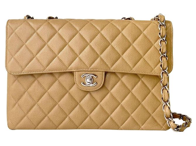 Timeless Chanel Bolsa Classic Flap Jumbo em couro caviar bege Cru