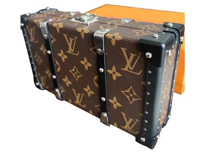 Louis Vuitton Virgil Abloh's Climbing Theme Triple Wallet, Men's Fashion,  Watches & Accessories, Wallets & Card Holders on Carousell