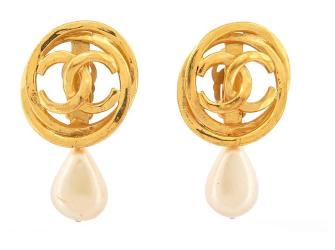 VINTAGE BOUCLES D'OREILLES CHANEL LOGO CC & PERLES DE CASTELLANE 1989 EARRINGS Métal Doré  ref.549726