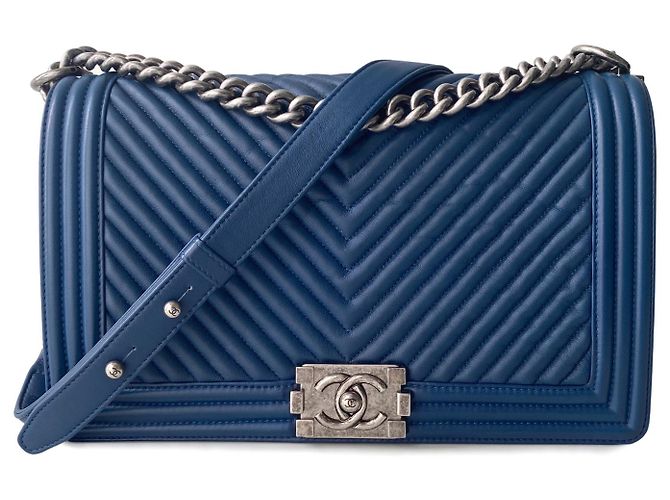 Le Boy Chanel New Medium Boy Bolsa de pele de cordeiro azul Chevron Azul marinho