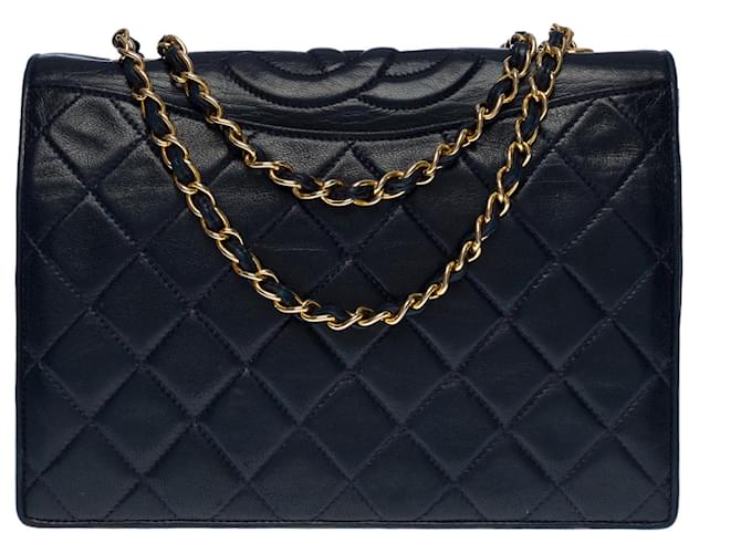 Timeless Linda bolsa Chanel com bolsos com aba em couro de cordeiro acolchoado azul marinho, garniture en métal doré  ref.552091