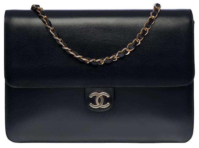 Très chic sac Chanel Classique flap bag en cuir lisse marine, garniture en métal doré Cuir d'agneau Bleu Marine  ref.555136