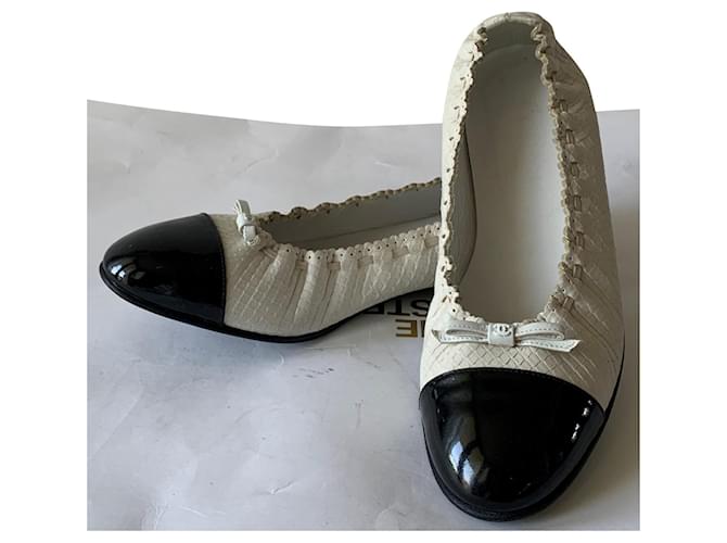 Chanel Zapatillas de ballet Negro Blanco Charol Pitón  ref.555139