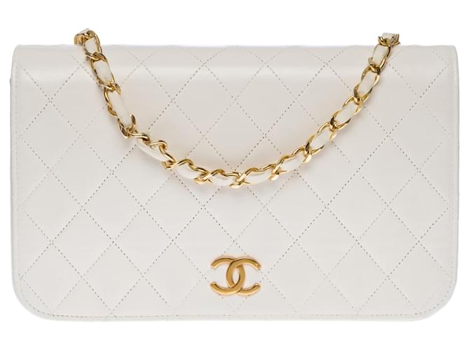 Timeless Magnífica bolsa Chanel Classique Full Flap em pele de cordeiro acolchoada branca, garniture en métal doré Branco  ref.555147