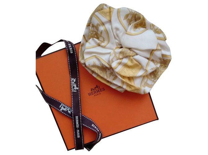 Hermès Seidenbrosche Calèche beige
