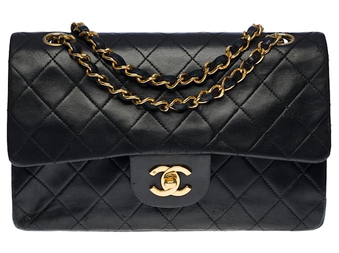 A cobiçada bolsa Chanel Timeless 23 cm com aba forrada em couro preto, garniture en métal doré  ref.556936