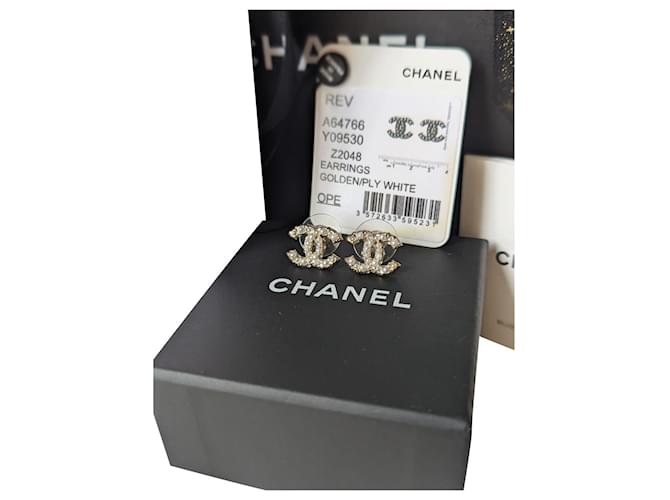 Chanel CC E18V Logo Classic Pearl Crystal GHW Boucles d'oreilles reçu de la boîte Métal Doré  ref.557697