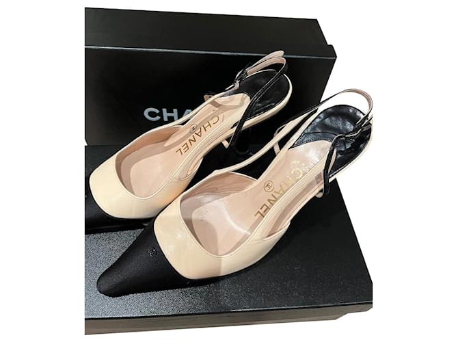 Zapatos de tacón Chanel beige con tira trasera Piel de cordero  ref.559100