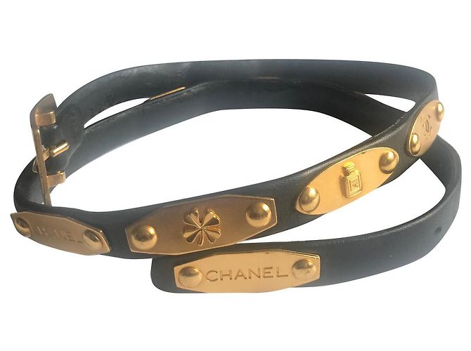 Cinto Chanel de couro preto com charms dourados 65 cm