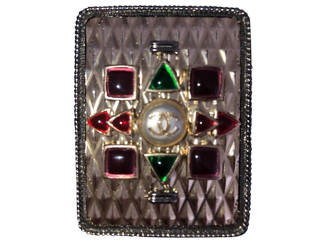 Spilla Chanel con cabochon multicolore