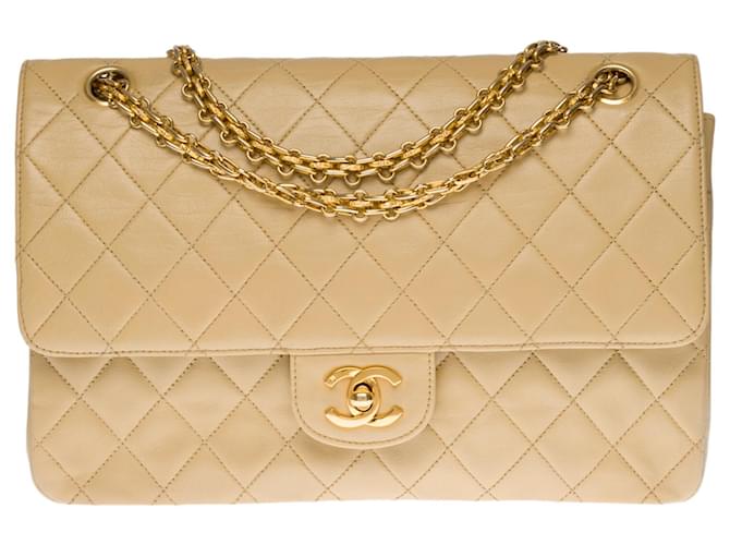Muy bonito bolso de mano Chanel Timeless/Classique Coco con solapa forrada en piel de cordero acolchada beige  ref.560029