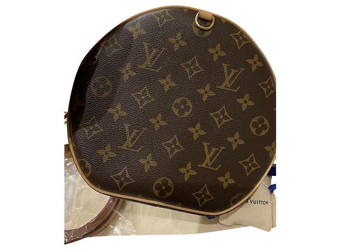 Louis Vuitton Boîte Chapeau Souple Monogram Canvas Bolsa Bege