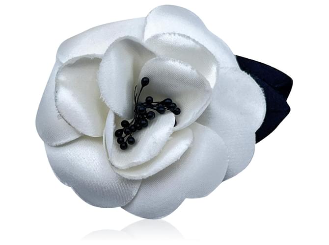 Chanel Vintage White and Black Silk Camelia Camellia Flower Pin Brooch  ref.562309 - Joli Closet