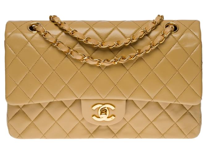 A cobiçada bolsa Chanel Timeless Medium 25 cm com aba forrada em couro bege, garniture en métal doré  ref.563068