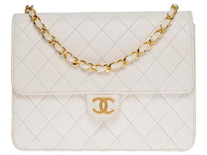 Timeless Linda bolsa Chanel Classic com aba em couro acolchoado branco, garniture en métal doré Pele de cordeiro  ref.563223