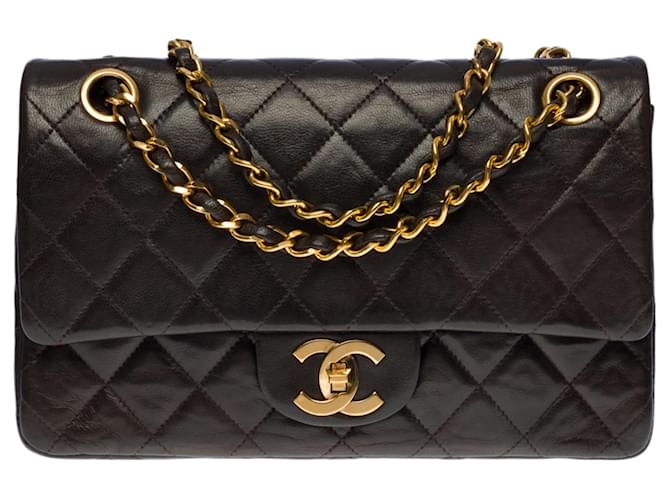 Die begehrte Chanel Timeless Tasche 22 cm mit gefütterter Klappe aus dunkelbraunem, gestepptem Leder, garniture en métal doré Lammfell  ref.563333