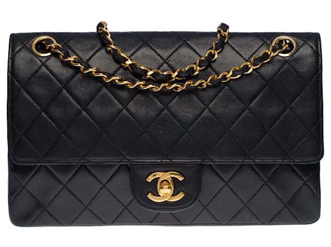 Le très convoité sac Chanel Timeless/Classique medium 25 cm à double rabat en cuir d’agneau matelassé noir, garniture en métal doré Cuir d'agneau  ref.563456