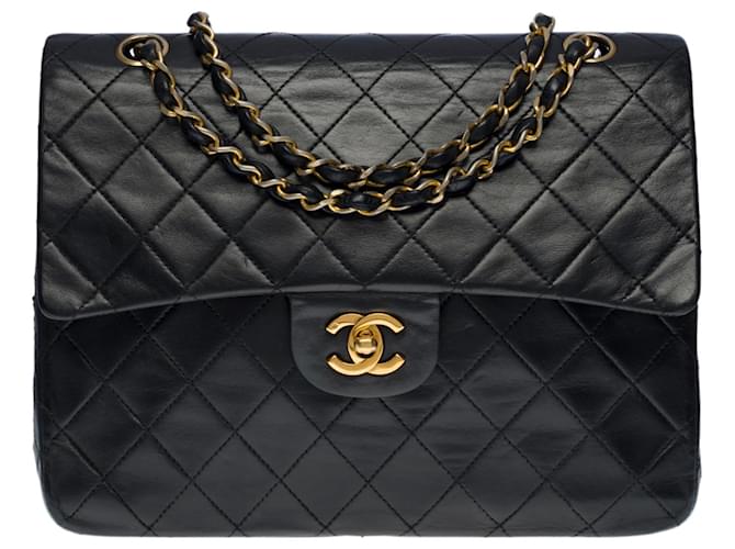 El codiciado bolso mediano Chanel Timeless/Classic 25 cm con solapa forrada en piel acolchada negra, guarnición en métal doré Negro Cuero  ref.563885
