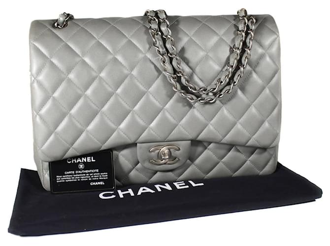 Timeless Chanel Classic forrado Flap Maxi Silver Lambskin Prata Couro  ref.564238