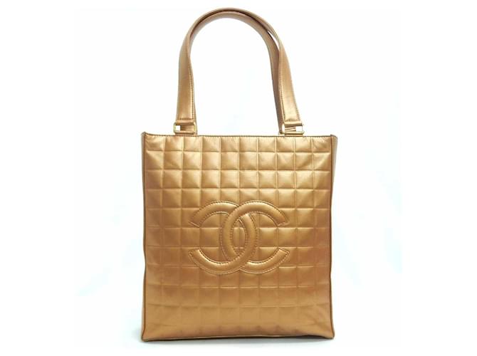 Chanel Einkaufstasche Gold Beige Metallic Golden Leder  ref.564254