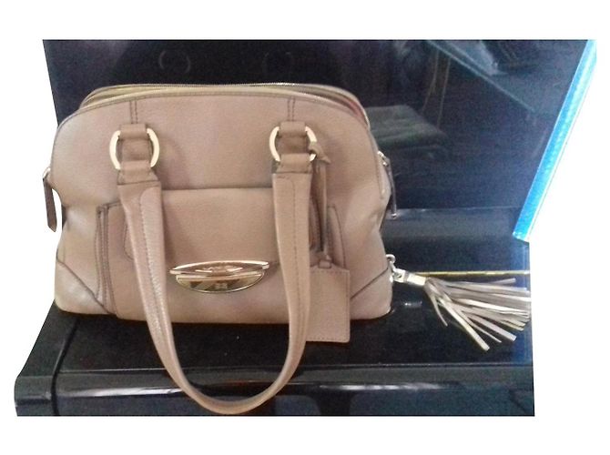 Bolsa de mão Lancel Isabelle Adjani em couro taupe