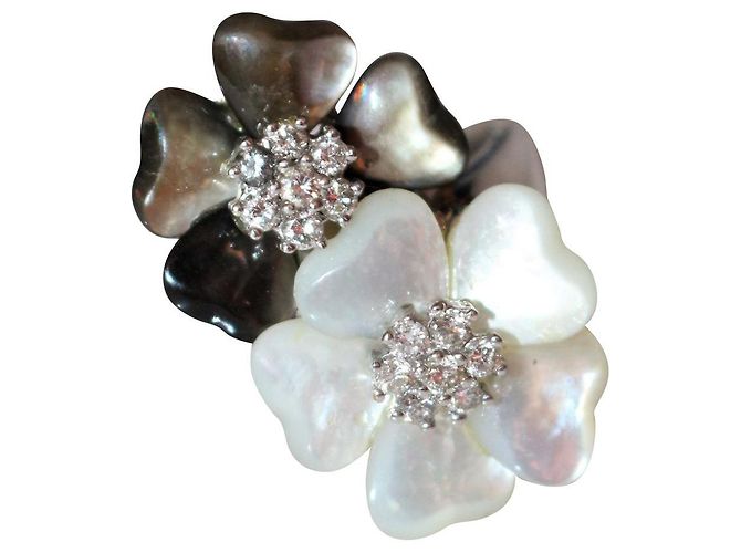 Autre Marque Blumenring aus Weißgold mit Diamanten und Perlmutt