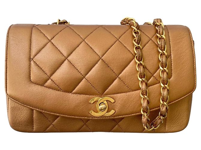 Chanel Diana Bolsa Pequena de Pele de Cordeiro Acolchoada Bronze