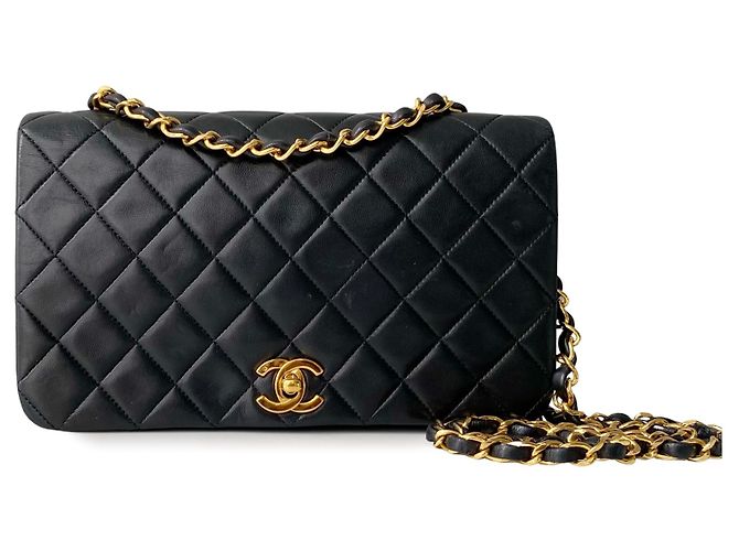 Timeless Chanel Bolso de hombro de piel de cordero acolchada negro