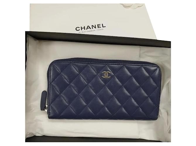Carteira Chanel Azul Marinho Pele de Cordeiro Acolchoada Couro L Gusset Zíper  ref.566971