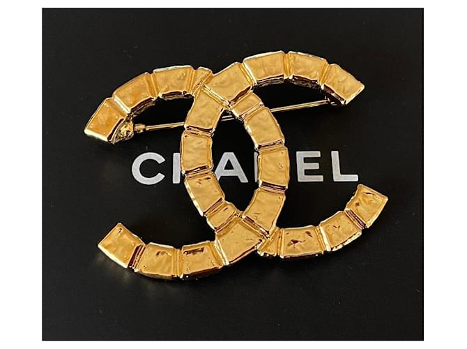 Chanel Alfinete de broche de metal com logotipo CC em tom dourado grande  ref.568267