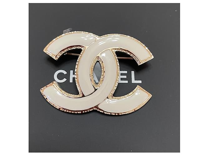Chanel Broche grande de metal en tono dorado con logotipo CC de esmalte blanco  ref.568268