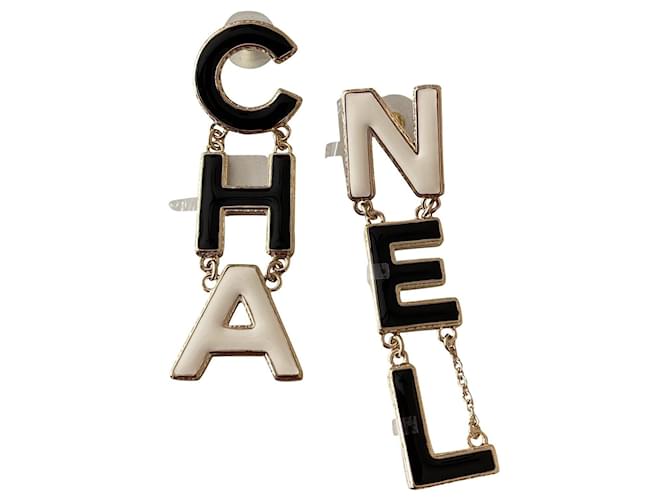 CHANEL Boucles d'oreilles en métal doré avec logo en émail noir/blanc Multicolore  ref.568274