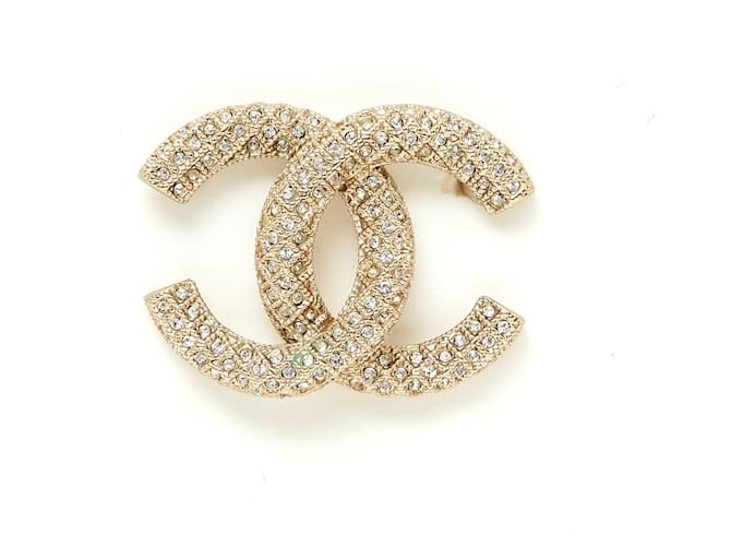 Chanel Pins & brooches Golden Metal  ref.569131