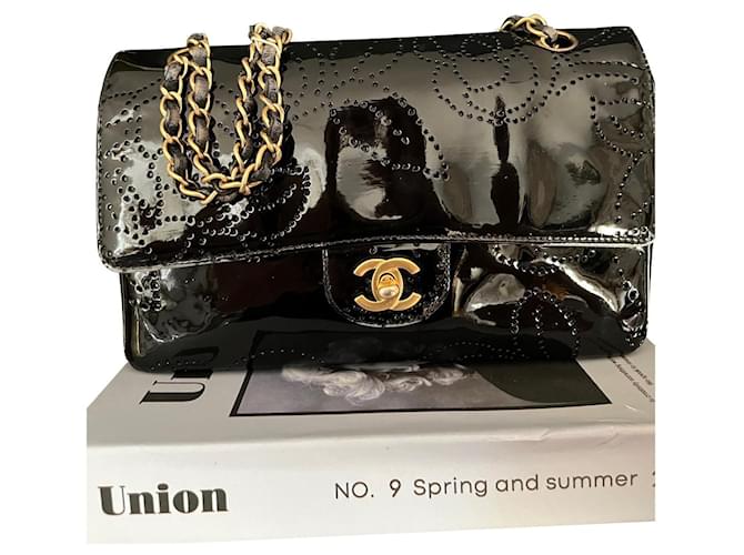 Timeless Chanel Handbags Black Leather  ref.569198
