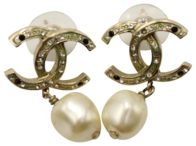 Chanel CC Pearl Drop Earrings in Gold Metal Golden ref.570778