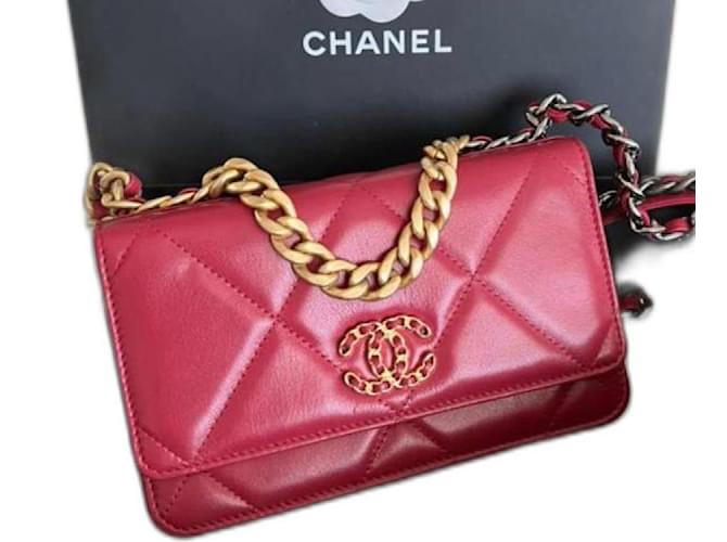 Chanel 19 Cuero rojo WOC Talla Pequeña Roja  ref.571831